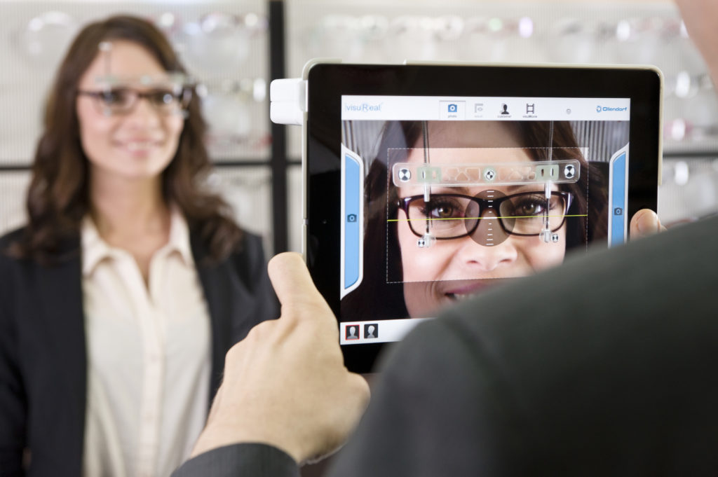 Benutzung des Visureal Systems zur Messung des Augenabstands und zur Bestimmung der Progressionskanal-Länge. Das System besteht aus einem Apple iPad, einer iPad App und einem Mess-Vorsatz. Visureal ist ein Produkt von Ollendorf Mess-Systeme. Foto: Bastian Ehl